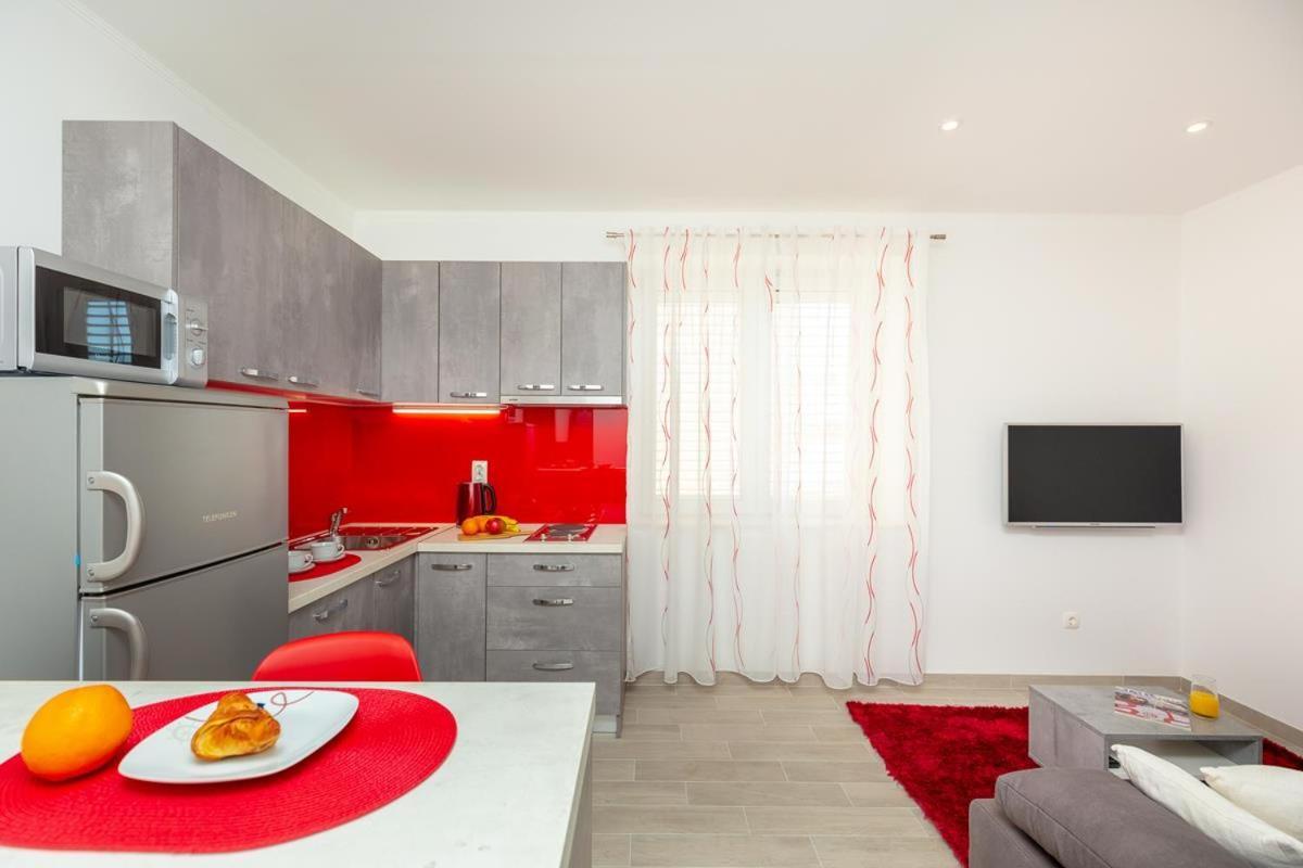 Apartments Red And Blue Млини Экстерьер фото